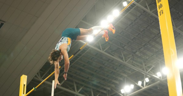Mondo Duplantis clears 6.24m to break his own pole vault world record at the Xiamen Diamond League in China.