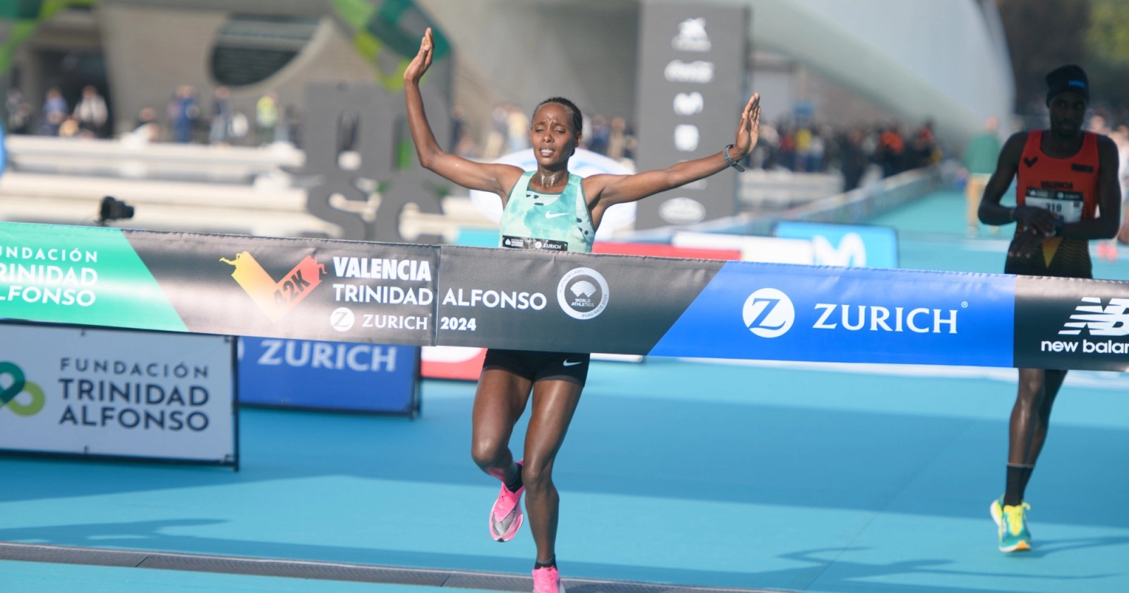 Megertu Alemu winning the 2024 Valencia Marathon on the women’s side.